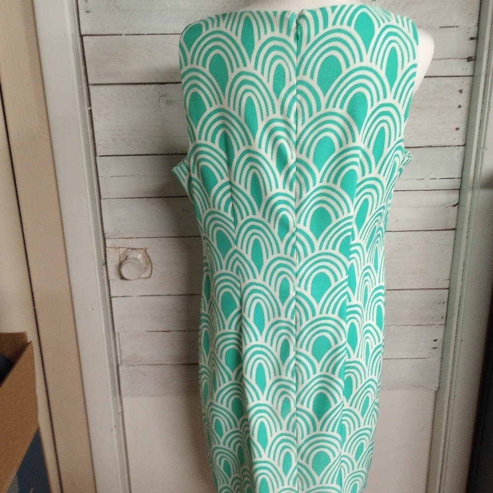 Elegant Green Patterned Dress - Picture 6 of 12